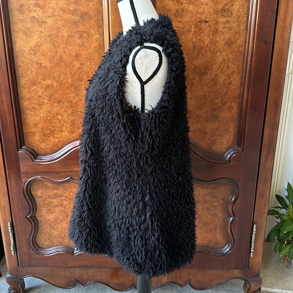 Ambiance Faux Fur Vest - Picture 3 of 10